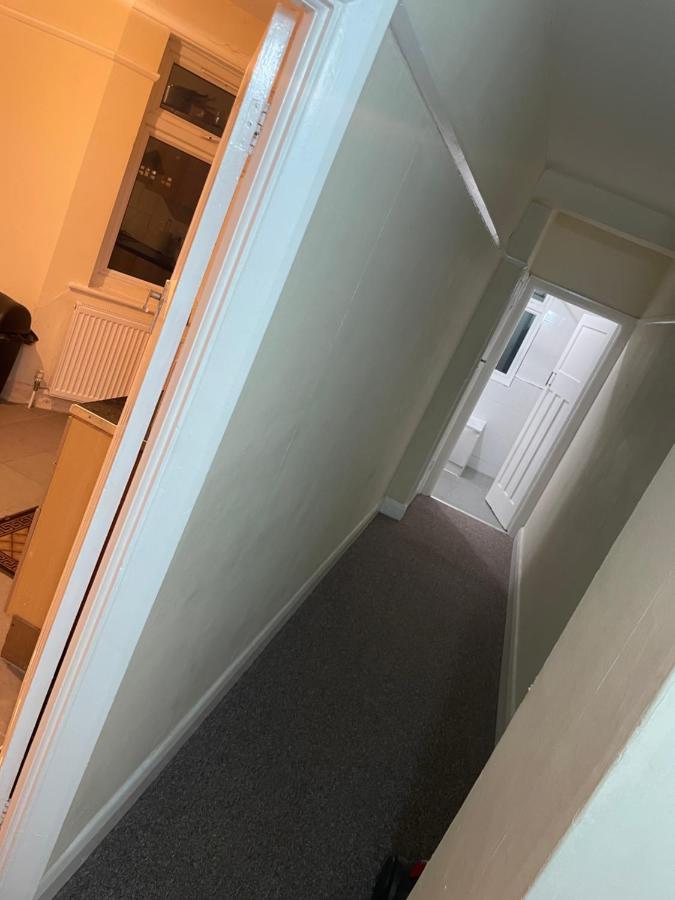 Welcome To Your New Home. Redbridge Buitenkant foto